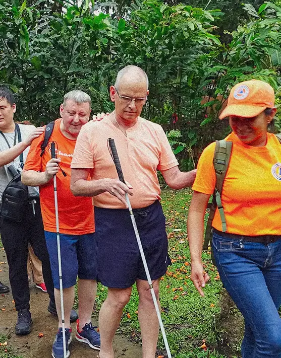 Grupo de personas con discapacidad de vista en sendero accesible Panamá