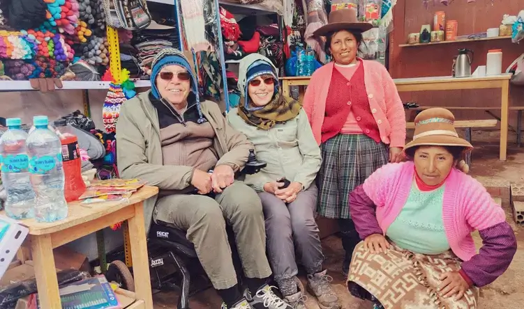 Adultos mayores en comunidad Perú