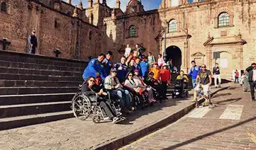 Grupo de turistas en silla de ruedas Perú