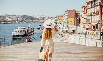 Mujer recorriendo Oporto