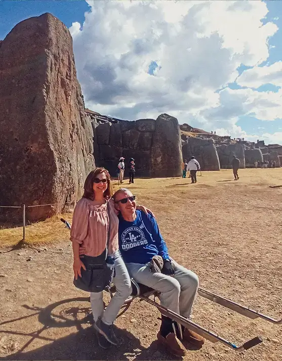 Pareja en silla de ruedas visitando ruinas históricas en Perú
