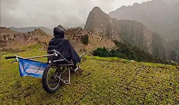 Turista en silla de ruedas disfrutando la vista de Machu Picchu